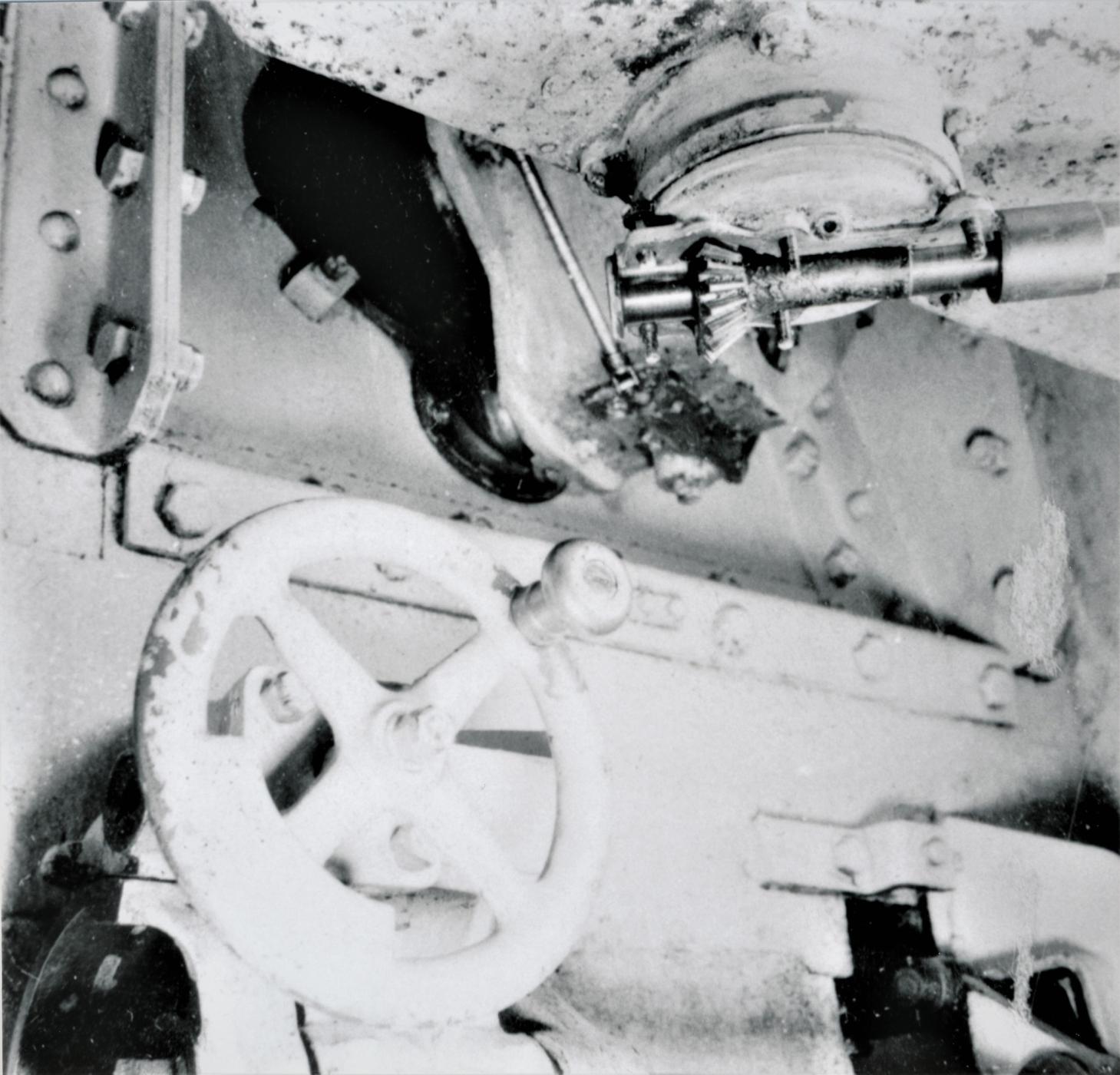 Ligne Maginot - Canon-obusier de 75 mm modèle 1932 sous casemate (75 32) - Ouvrage de Fermont bloc 4
La commande des volets d'embrasure en partie haute et une tringlerie de commande de la pièce