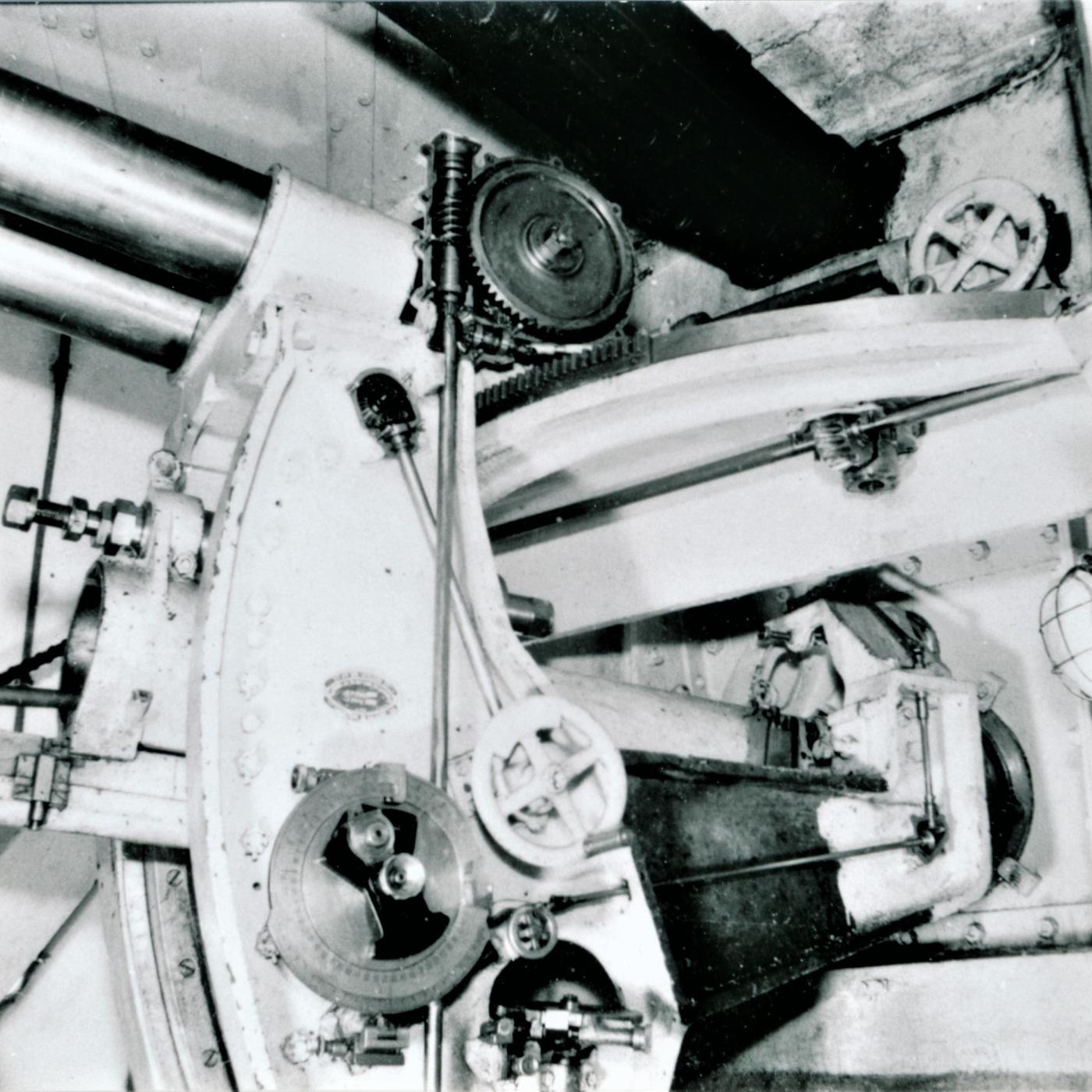 Ligne Maginot - Canon-obusier de 75 mm modèle 1932 sous casemate (75 32) - Ouvrage de Fermont bloc 4
Poste de pointage
Les tringleries  de commande et renvois sont visibles