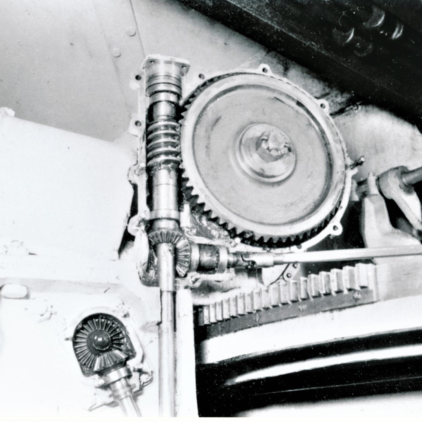 Ligne Maginot - Canon-obusier de 75 mm modèle 1932 sous casemate (75 32) - Ouvrage de Fermont bloc 4
Tringleries et renvois de commande de hausse et pointage latéral