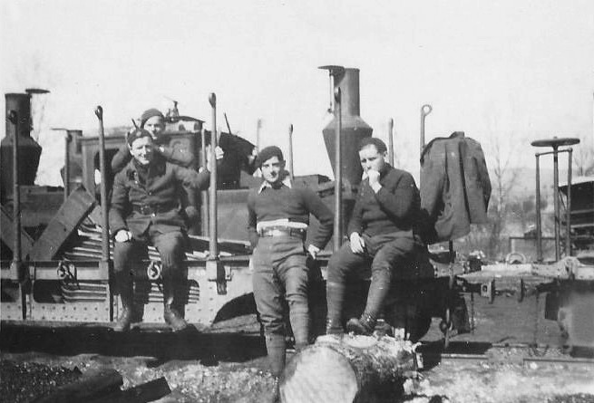 Ligne Maginot - SOULTZ SOUS FORET - (Infrastructure ferroviaire) - 1939-40. Sapeurs des chemins de fer, plates-formes artillerie 1888 et, au second plan, locomotive Péchot  - Edouard-Roger Basset