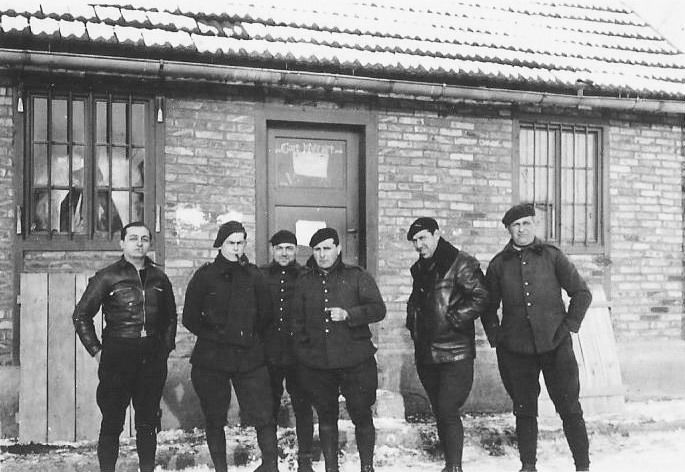 Ligne Maginot - SOULTZ SOUS FORET - (Infrastructure ferroviaire) - Personnel de la Compagnie de Soultz-sous-Forêts en 1939-40. Sur la porte du bâtiment, on peut lire : « Gare militaire - Voie de 60 » - Edouard-Roger Basset