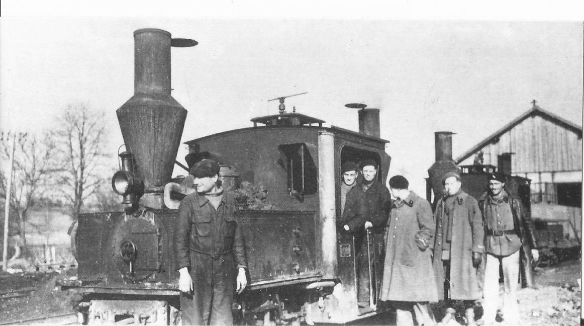 Ligne Maginot - SOULTZ SOUS FORET - (Infrastructure ferroviaire) - Deux des locomotives Péchot de Soultz-sous-Forêts en 1939-40, dont la n° 289, entourées de quelques officiers de la Compagnie - Edouard-Roger Basset