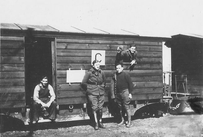 Ligne Maginot - SOULTZ SOUS FORET - (Infrastructure ferroviaire) - Soultz-sous-Forêts, 1939-40. 
Plates-formes artillerie Péchot 1888 aménagées en wagons fermés pour le transport du personnel permissionnaire des régiments de forteresse - Edouard-Roger Basset
