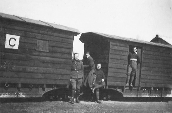 Ligne Maginot - SOULTZ SOUS FORET - (Infrastructure ferroviaire) - Soultz-sous-Forêts, 1939-40. 
Plates-formes artillerie Péchot 1888 aménagées en wagons fermés pour le transport du personnel permissionnaire des régiments de forteresse - Edouard-Roger Basset