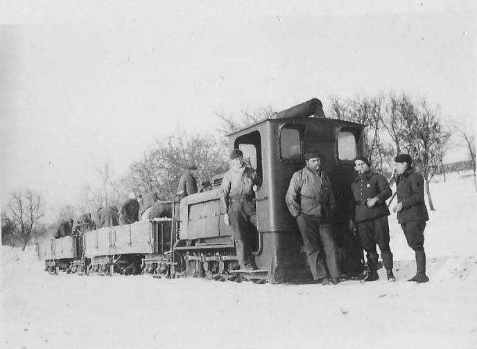 Ligne Maginot - VF60 - ANTENNE DE L'OUVRAGE DE SCHOENENBOURG - (RESEAU - Voie 60 - Antenne ou rocade ferroviaire) - Aux environs de Soultz-sous-Forêts pendant l’hiver 1939-40, travaux de finition de la plate-forme de l'antenne de desserte du Schoenenbourg. Le convoi est constitué d’un locotracteur Schneider LG Mle 1916 et de deux wagons plates-formes Decauville 1915 à côtés retombants  - Edouard-Roger Basset