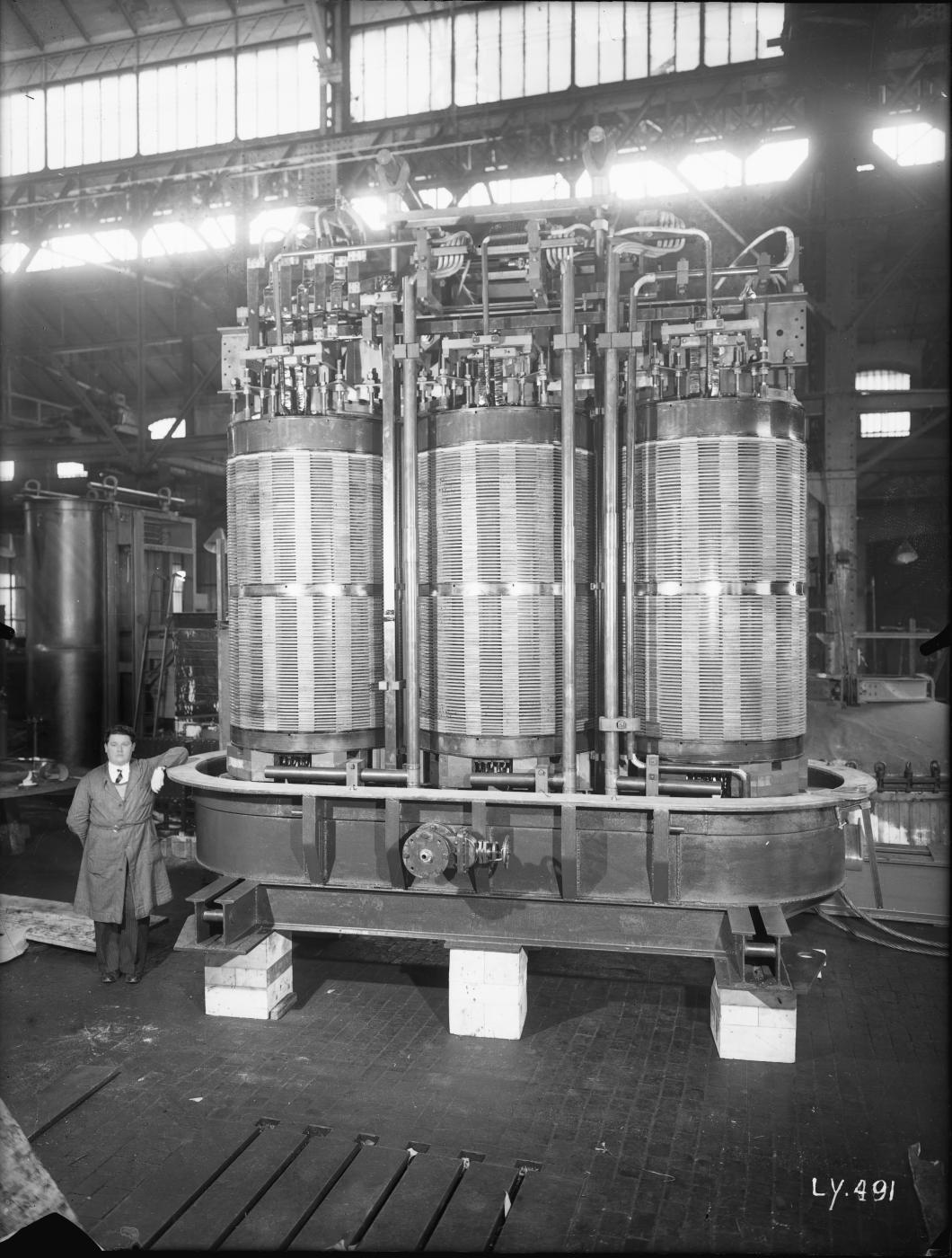 Ligne Maginot - SCHNEIDER-WESTINGHOUSE (SW) - Matériel électrique SW - Schneider-Westinghouse 
Transformateur électrique triphasé à bain d'huile en cours de fabrication 