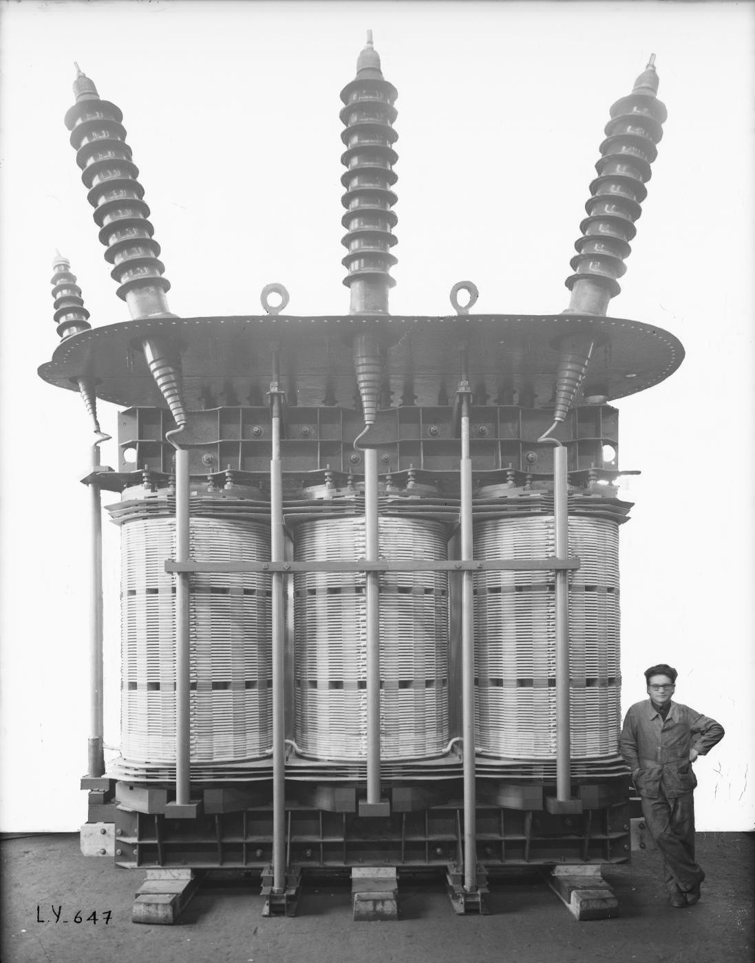 Ligne Maginot - SCHNEIDER-WESTINGHOUSE (SW) - Matériel électrique SW - Schneider-Westinghouse 
Transformateur électrique triphasé de forte puissance en cours de fabrication 
