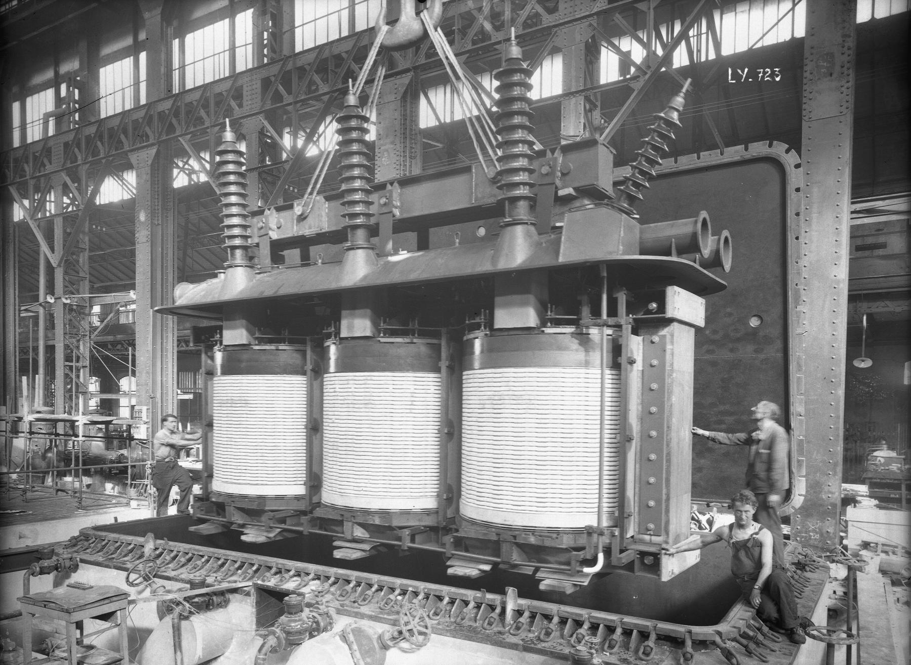 Ligne Maginot - SCHNEIDER-WESTINGHOUSE (SW) - Matériel électrique SW - Schneider-Westinghouse 
Fabrication d'un transformateur haute tension de forte puissance