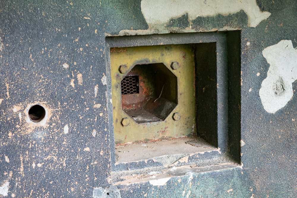 Ligne Maginot - ASCHBACH EST - O2 - (Casemate d'infanterie - Double) - Chambre de tir nord-ouest
Noter l'orifice pour le périscope de fossé diamant à gauche du créneau FM - Michel Teiten