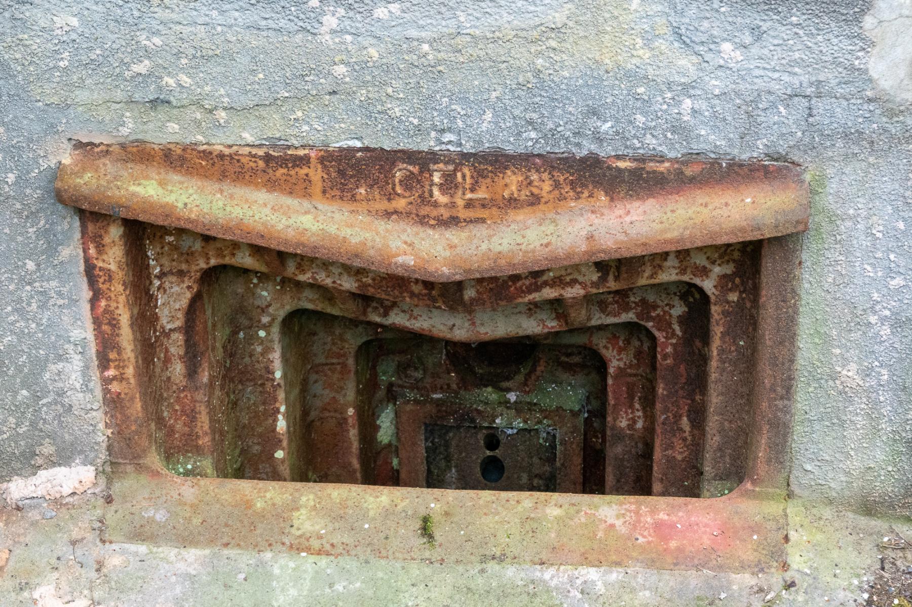 Ligne Maginot - HOCHWALD - (Ouvrage d'artillerie) - Bloc 16
Créneau pour mortier de 50 - Michel Teiten