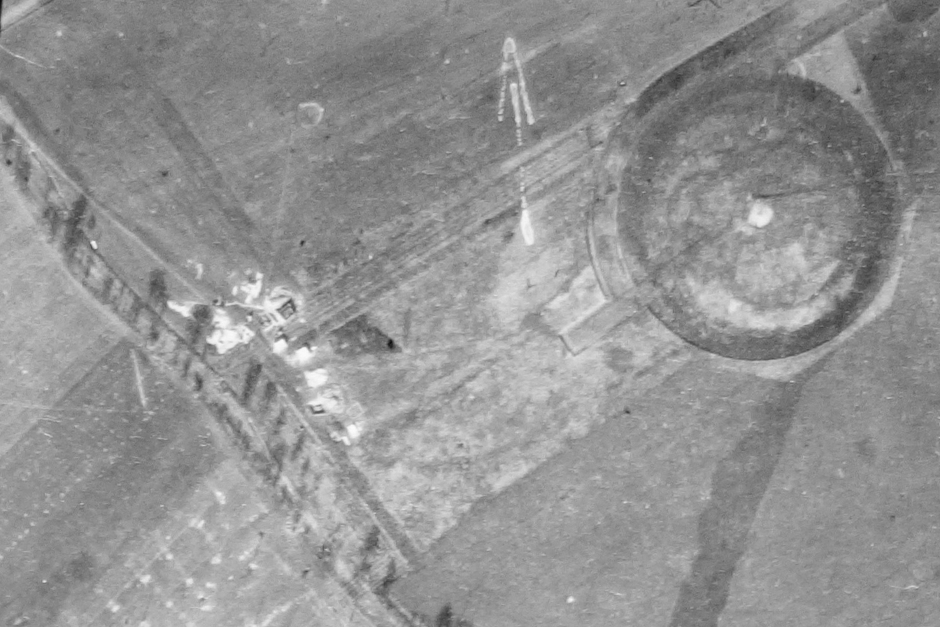 Ligne Maginot - DB327 - HAIE AUX MURES 1 - (Blockhaus pour canon) - Vue aérienne du 9 mars 1940.
On aperçoit Db327 et Db328 en construction à la gauche du Bloc 2 de l'ouvrage de la Ferme Chappy - Armée Française 