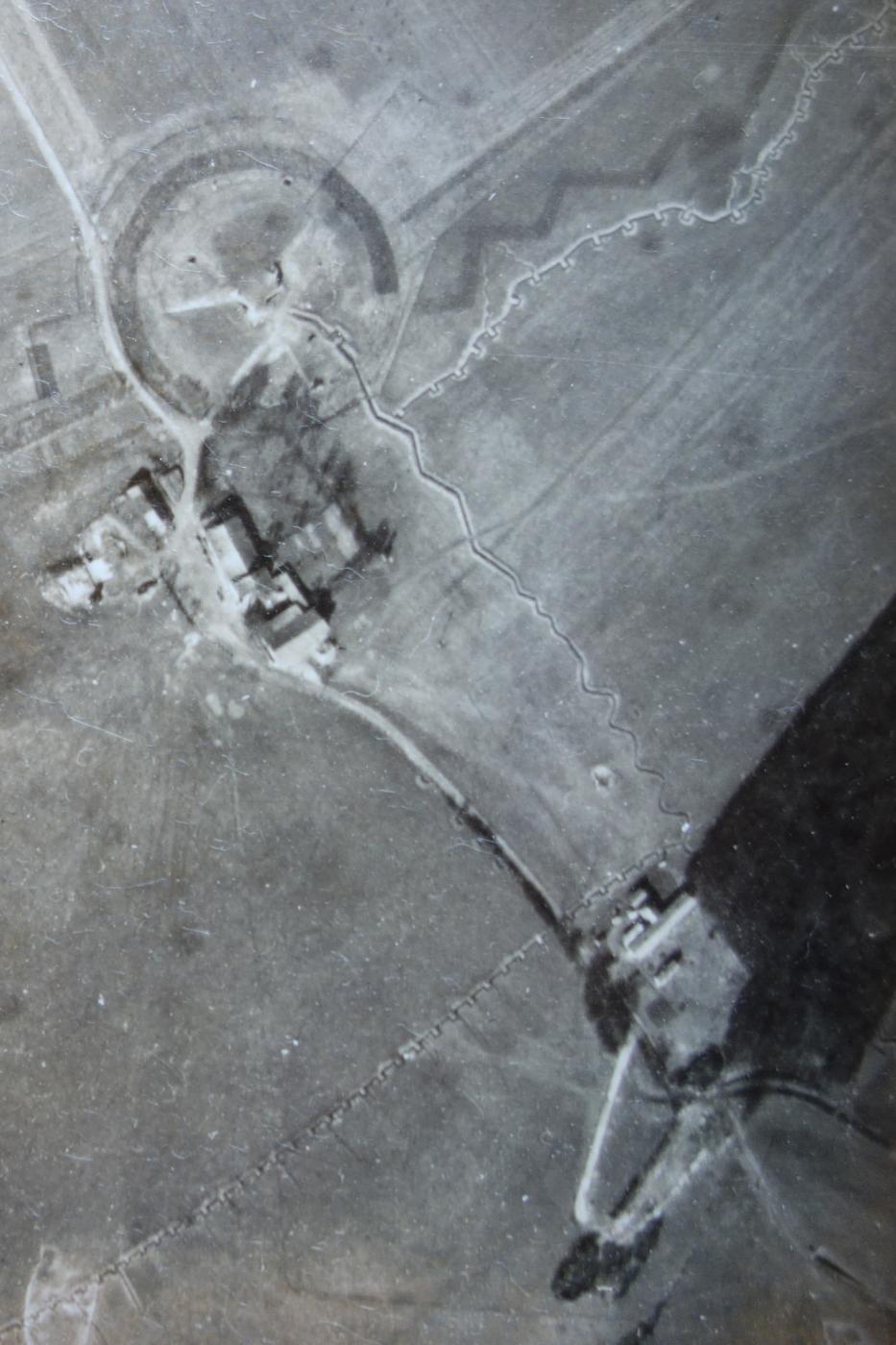 Ligne Maginot - CHAPPY - (Casernement) - Vue aérienne du 9 mars 1940.
Le casernement léger est visible en bas à droite avec une tranchée qui mène au Bloc 1 sont bien visibles en haut à gauche. - Armée Française 