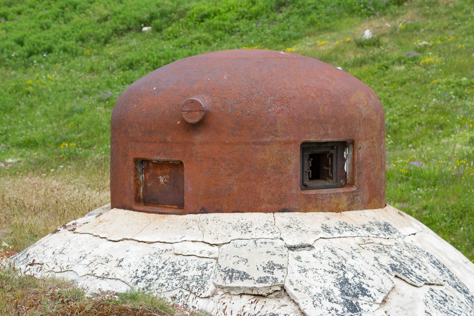 Ligne Maginot - LAVOIR - (Ouvrage d'artillerie) - Bloc 5
Cloche GFM. 
Noter les créneaux décalés - Michel Teiten