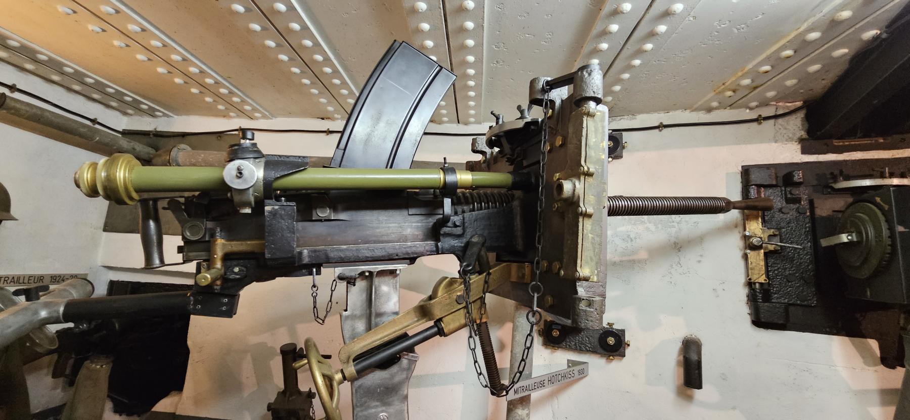 Ligne Maginot - Mitrailleuse Hotchkiss calibre 13,2 mm modèle 1930 (HOTCHKISS 13,2 / 1930) - Casemate d'Esch 
Mitrailleuse Hotchkiss 13,2 mm montée sur son volet de démasquage et sa lunette de visée.