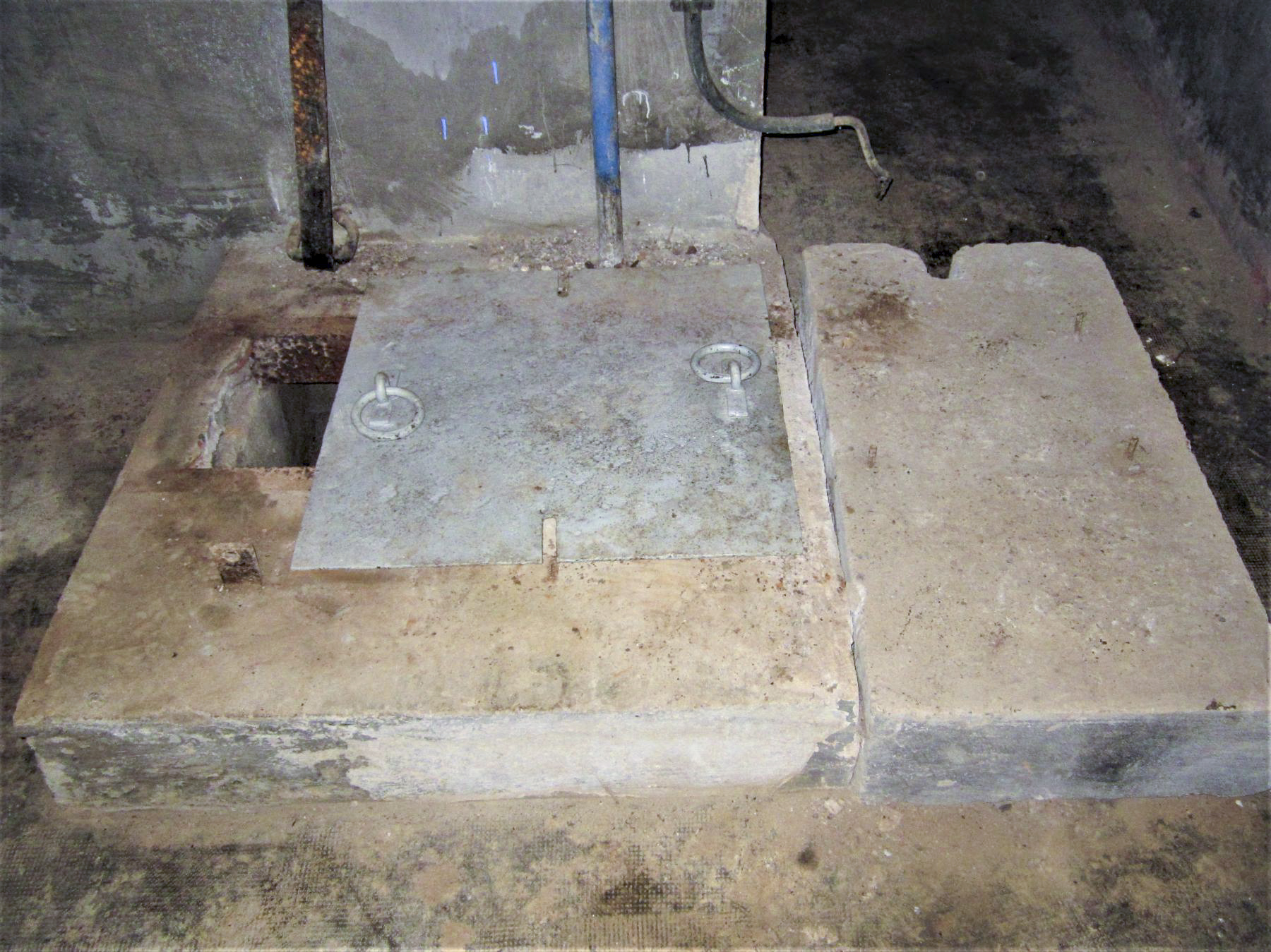 Ligne Maginot - ASCHBACH EST - O2 - (Casemate d'infanterie - Double) - Etage inférieur
Puits et socle du groupe motopompe électrique installé après guerre - Gregory Fuchs