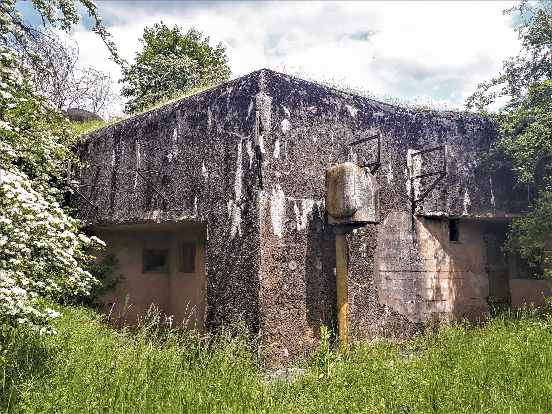 Ligne Maginot - LEMBACH - (Ouvrage d'infanterie) - Bloc 1
Le projecteur blindée et les supports de l'antenne TSF en façade - Gregory Fuchs