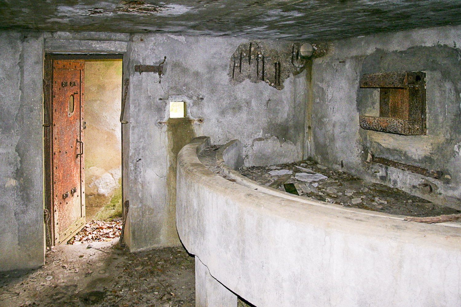 Ligne Maginot - CB9 - ROCKSWINGERT - (Blockhaus pour arme infanterie) - Chambre de tir gauche et entrée - Michel Teiten