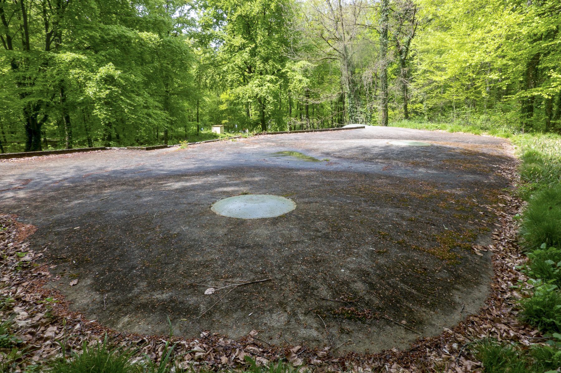 Ligne Maginot - SCHOENENBOURG - (Ouvrage d'artillerie) - Entrée des hommes
Les cloches GFM et LG des dessus ont été 'ennoyées' dans la dalle de béton lors de la reconstruction des années 50 - Michel Teiten