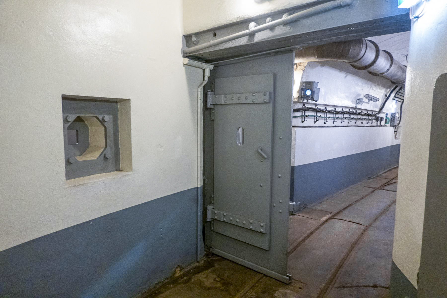 Ligne Maginot - SCHOENENBOURG - (Ouvrage d'artillerie) - Galerie en bas de l’entrée des hommes
Créneau de défense intérieure  - Michel Teiten