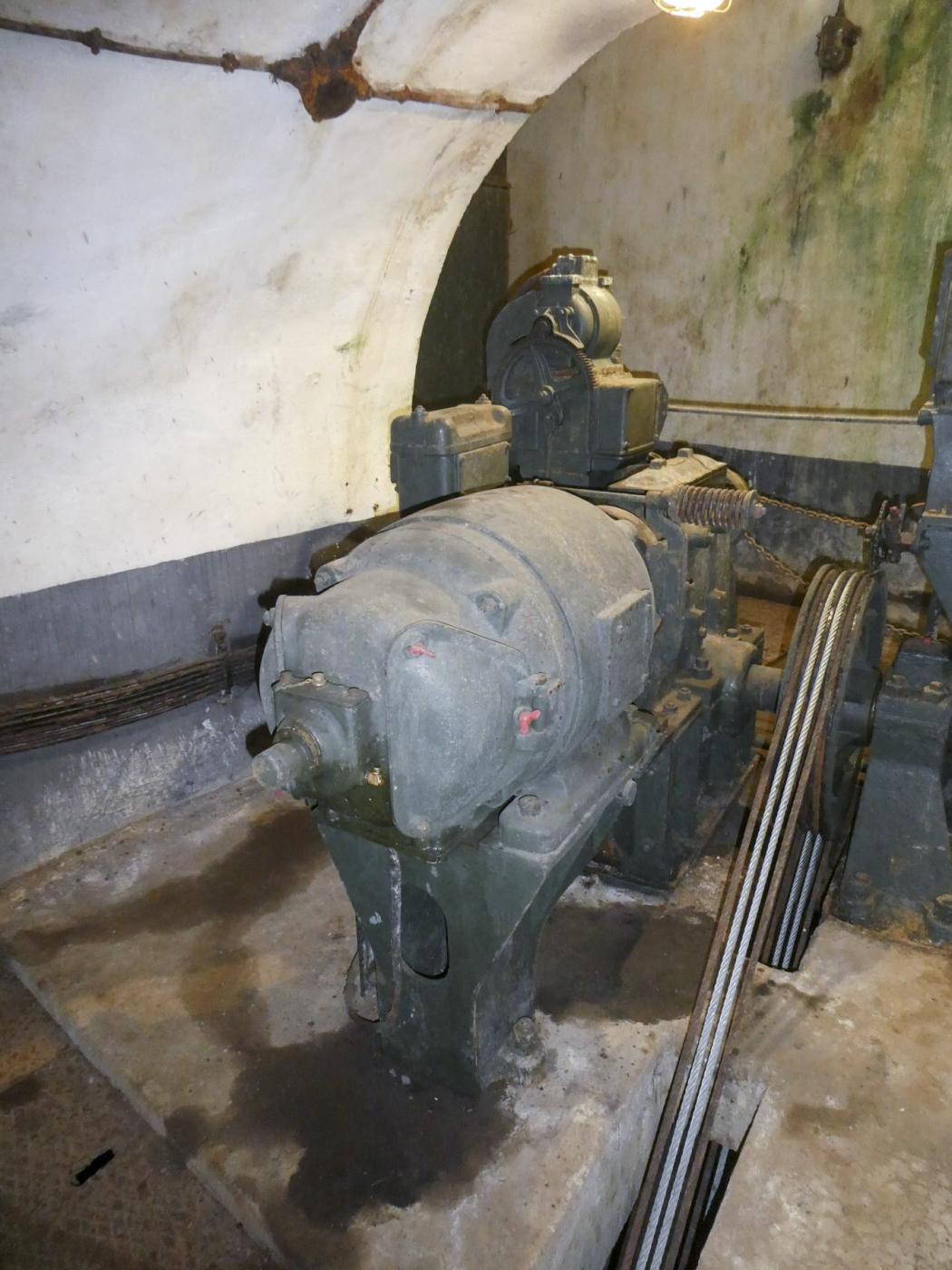 Ligne Maginot - FOUR A CHAUX - FAC - (Ouvrage d'artillerie) - Bloc 2
Machinerie du monte-charge  - ELLENA Daniel - CUNY Philippe