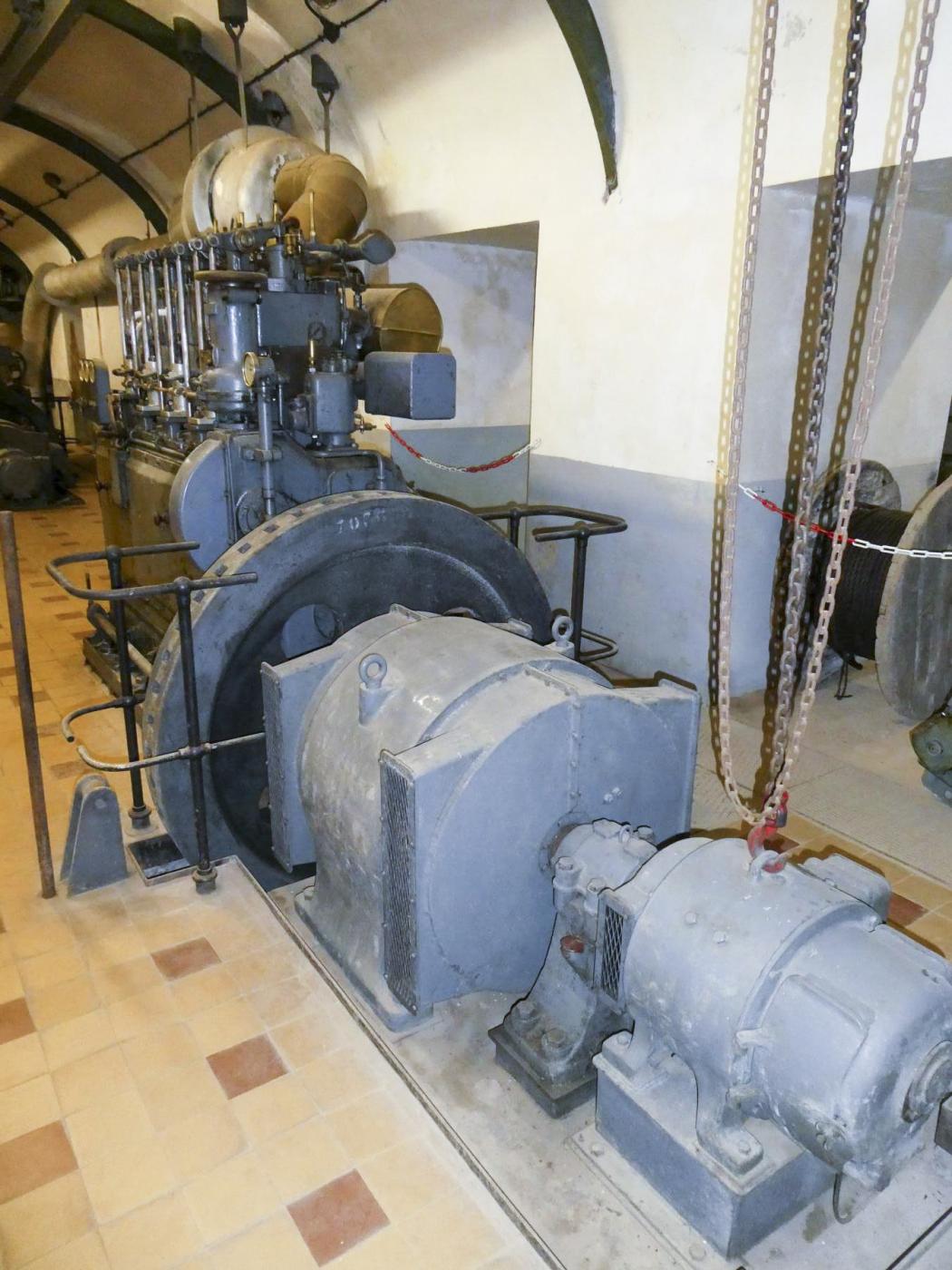 Ligne Maginot - FOUR A CHAUX - FAC - (Ouvrage d'artillerie) - Usine
Moteur SULZER DF 22 Installé en 1954 - ELLENA Daniel - CUNY Philippe