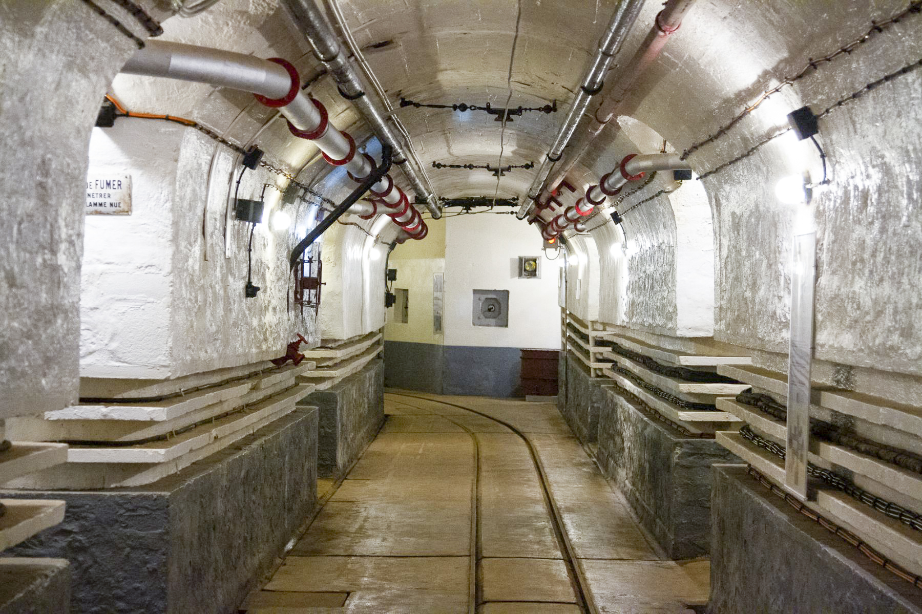 Ligne Maginot - SCHOENENBOURG - (Ouvrage d'artillerie) - Entrée des munitions
A la gauche du blockhaus de défense intérieure démarre la longue galerie vers les blocs avant. 
A gauche et à droite les couloirs mènent aux magasins aux artifices. - Michel Teiten
