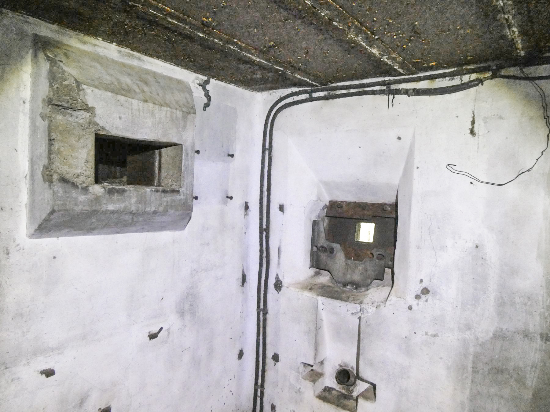 Ligne Maginot - GUNSTHAL COL OUEST - (Blockhaus pour arme infanterie) - Créneau FM principal  - ELLENA Daniel-CUNY Philippe