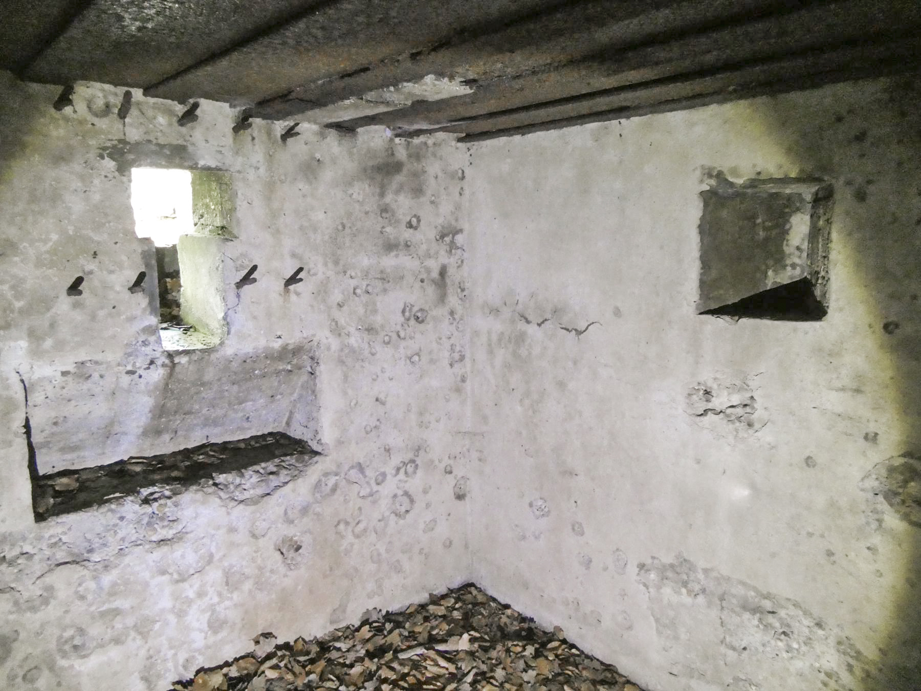 Ligne Maginot - M28 - BETZENTHAL 1 - (Blockhaus pour arme infanterie) - Chambre de tir ouest
 - ELLENA Daniel-CUNY Philippe