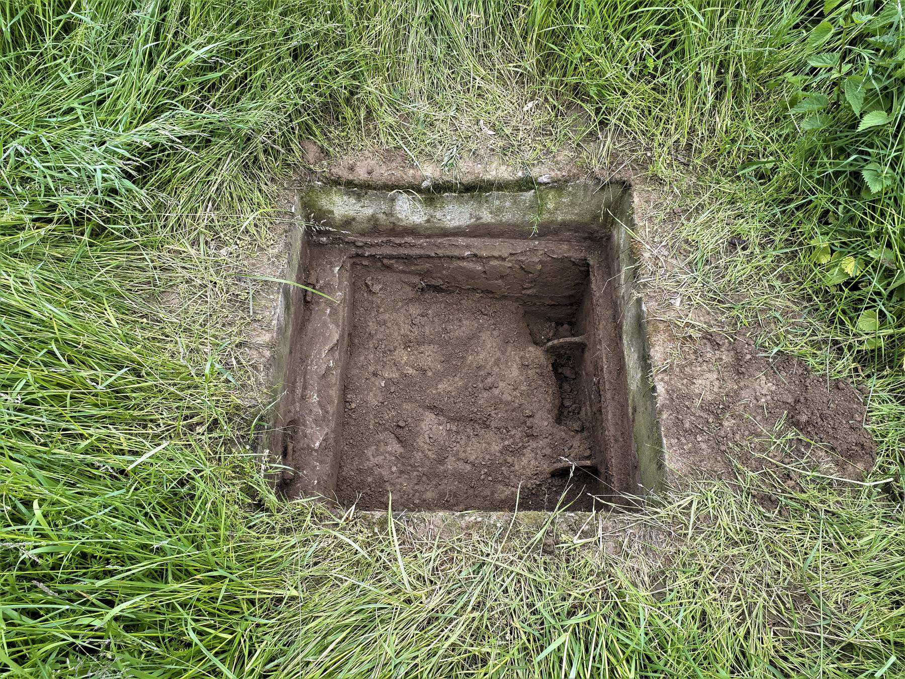 Ligne Maginot - BOIS DE HOFFEN - (Cuve pour canon) - La plateforme est totalement remblayée, seul l'issue de secours de l'abri attenant est visible - Gregory Fuchs
