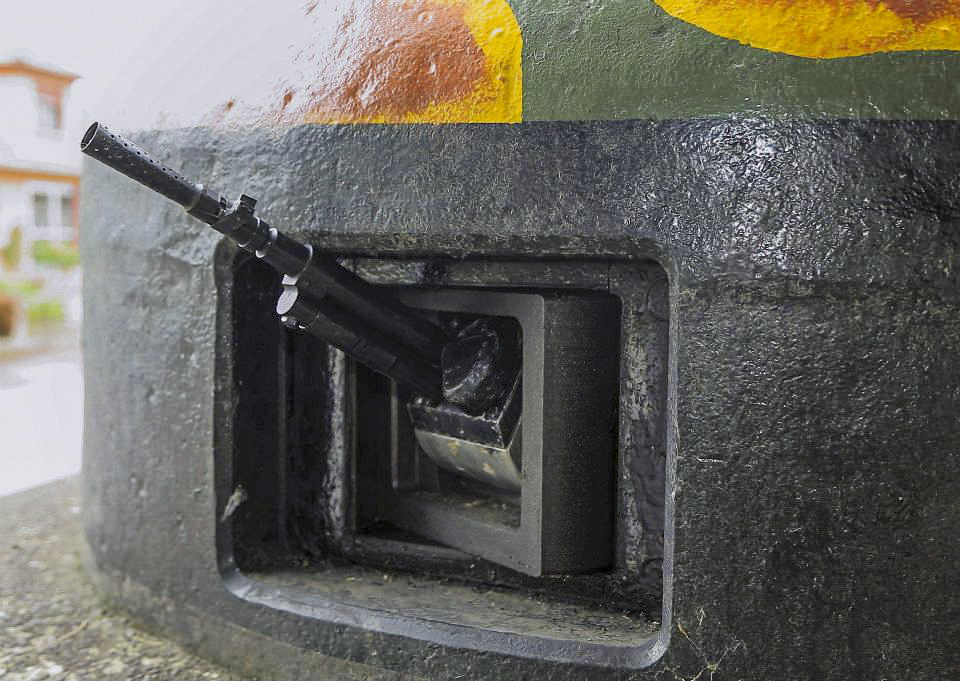 Ligne Maginot - ANCIENNE REDOUTE - (Abri) - La cloche GFM, le FM 24/29
L'arme étant, à l'inverse des créneaux de façade, dépourvue de système de maintien, elle donne l'impression de pendre. - Les Gardiens du Rhin