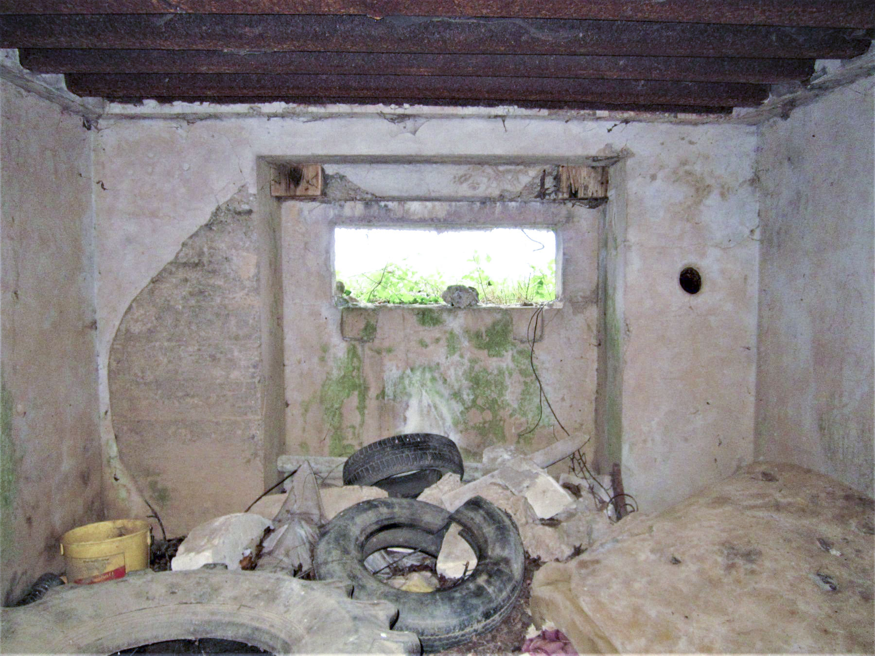 Ligne Maginot - BOIS DE HOFFEN 1 - (Blockhaus pour canon) - Créneau de la pièce antichar avec les
réservations prévues pour la pose d'une trémie - Gregory Fuchs