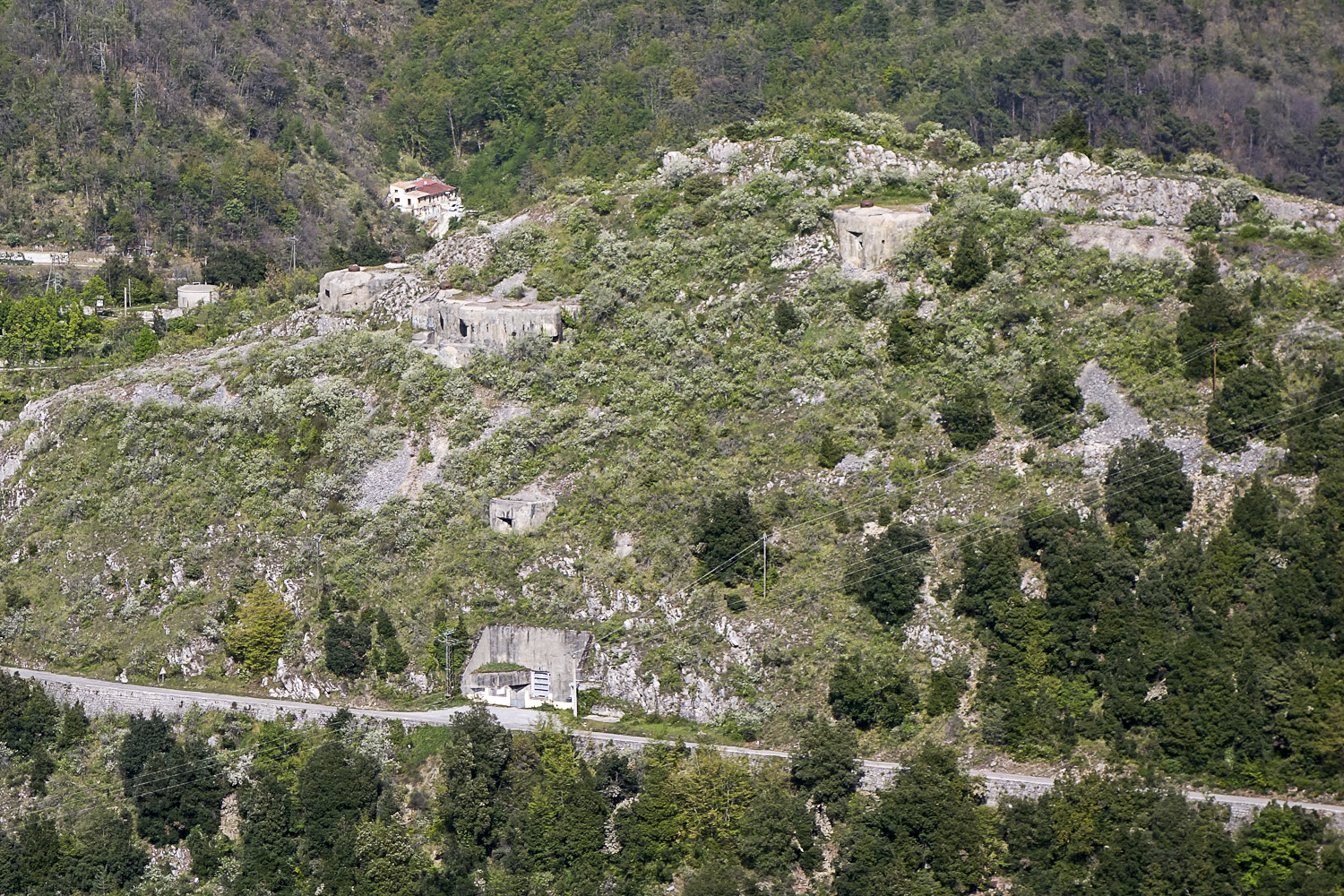 Ligne Maginot - CASTILLON (CN) - EO8 - (Ouvrage d'artillerie) - Vue d'ensemble de l'ouvrage.
En haut de gauche à droite : bloc 4, 3 et 6.
Au milieu : bloc cheminée.
En bas : bloc entrée - Michel Teiten