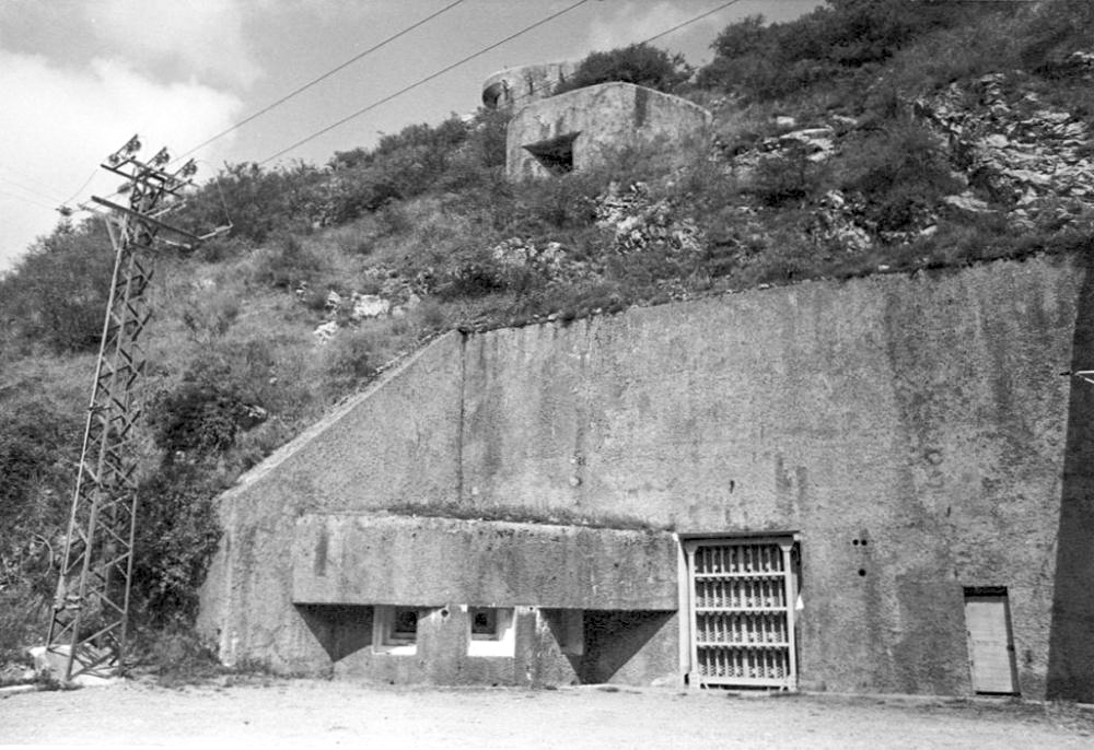 Ligne Maginot - CASTILLON (CN) - EO8 - (Ouvrage d'artillerie) - Bloc 1
Le bloc d'entrée avec le bloc cheminée et le bloc 3 superposés - LOVINY Alain