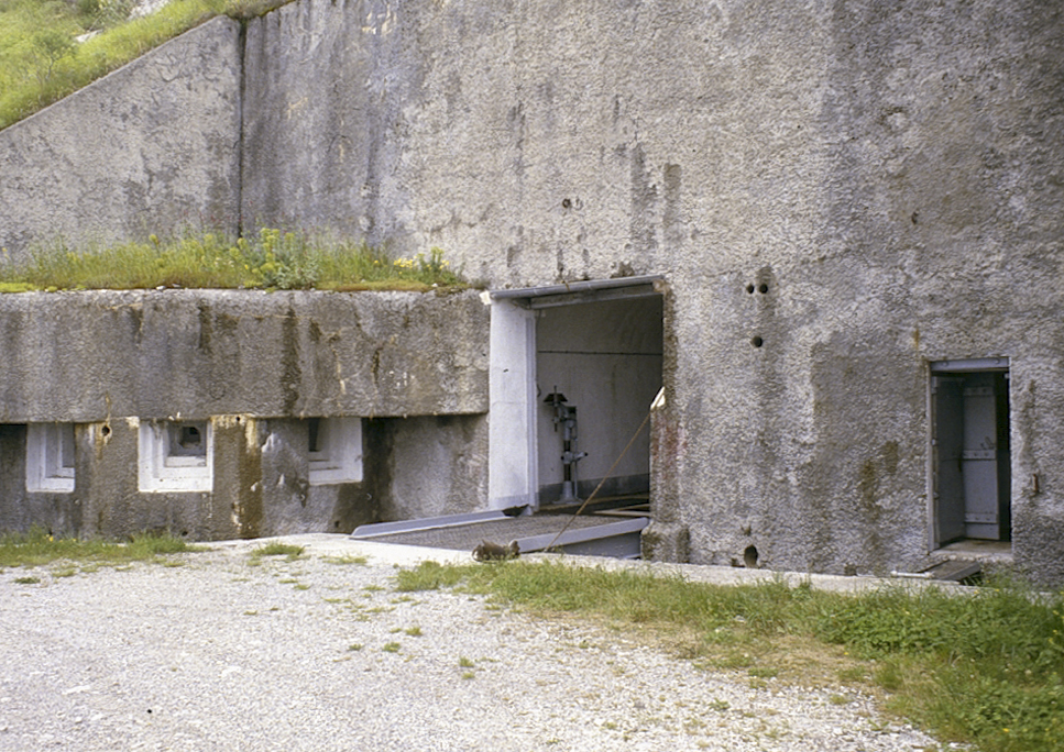 Ligne Maginot - CASTILLON (CN) - EO8 - (Ouvrage d'artillerie) - L'entrée prête à accueillir les Anciens de la First Airborne Task Force en 1994 - Alain LOVINY
