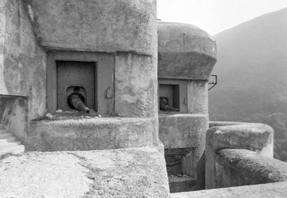 Ligne Maginot - CASTILLON (CN) - EO8 - (Ouvrage d'artillerie) - Bloc 3
Les deux canons de 75 Mle 29 - LOVINY Alain