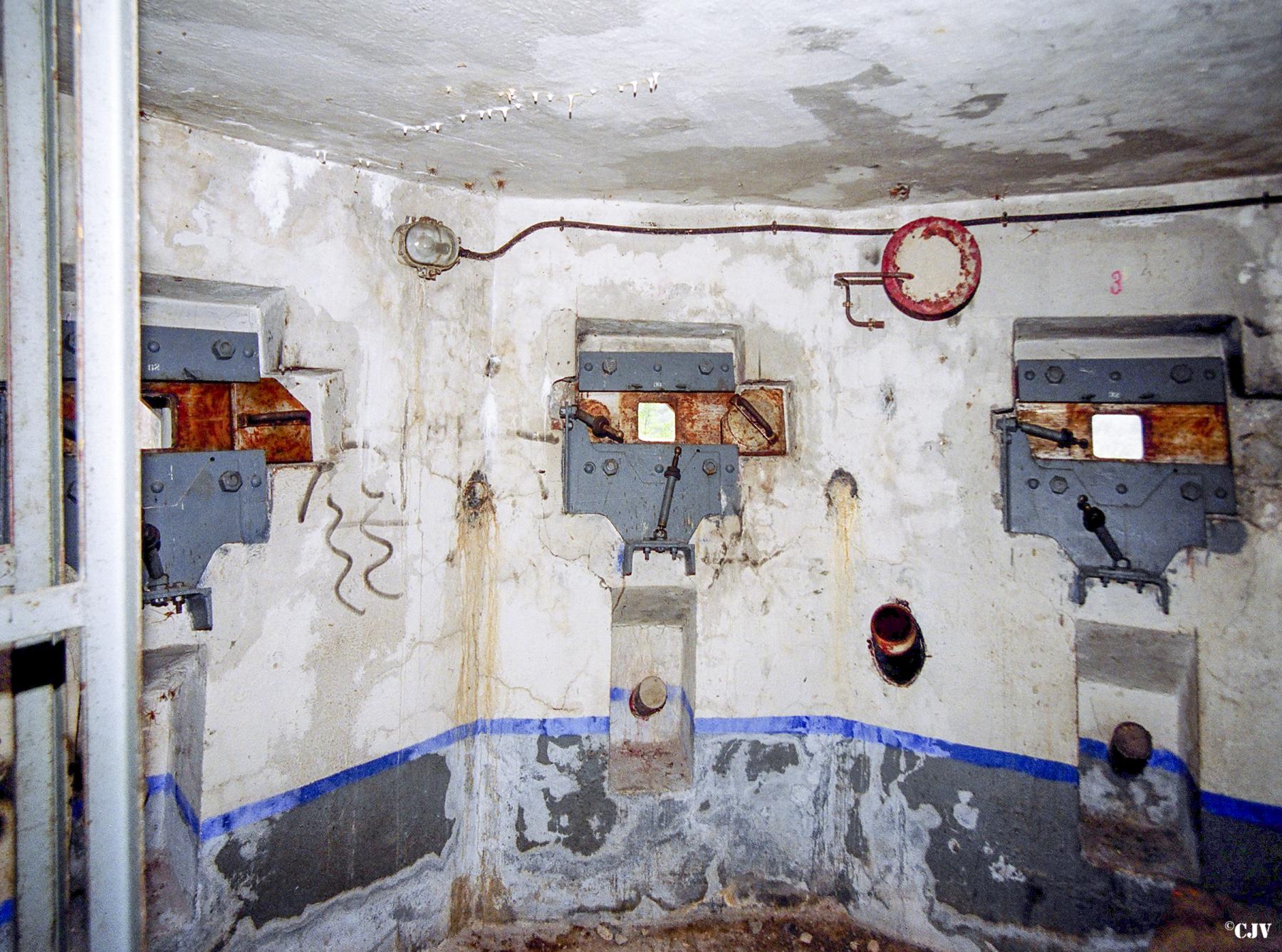Ligne Maginot - CASTILLON (CN) - EO8 - (Ouvrage d'artillerie) - Bloc 1
La caponnière
Les créneaux FM et goulotte LG pour la défense du bloc d'entrée - Lia VERMEULEN