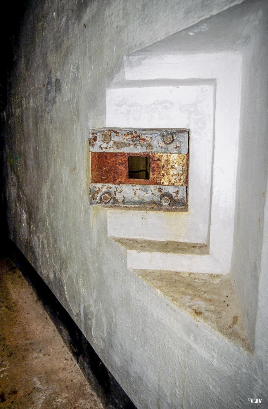 Ligne Maginot - CASTILLON (CN) - EO8 - (Ouvrage d'artillerie) - Bloc 1
Créneau de défense du hall de l'entrée - Lia VERMEULEN