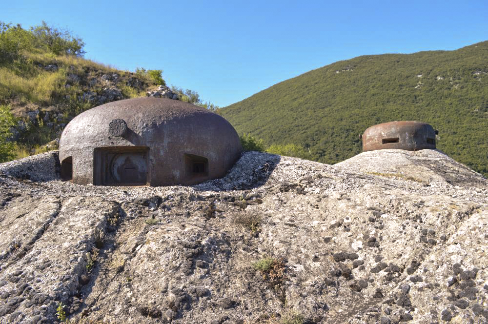 Ligne Maginot - CASTILLON (CN) - EO8 - (Ouvrage d'artillerie) - Bloc 4
La cloche mitrailleuse et la cloche VDP au second plan - ukmaginot