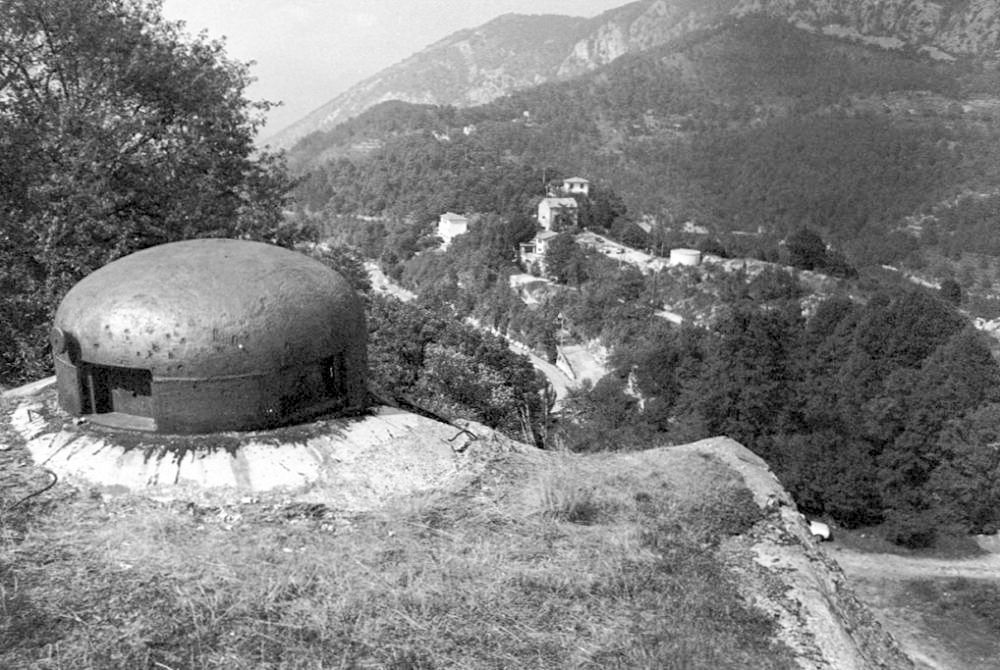Ligne Maginot - CASTILLON (CN) - EO8 - (Ouvrage d'artillerie) - Le bloc 4
Vue sur l'entrée du tunnel du Col de Castillon
 - LOVINY Alain
