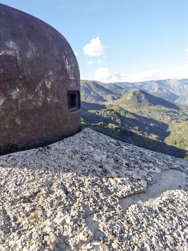 Ligne Maginot - CASTILLON (CN) - EO8 - (Ouvrage d'artillerie) - Bloc 4
La cloche GFM avec un beau paysage à l'arrière plan - HENZEL Elian