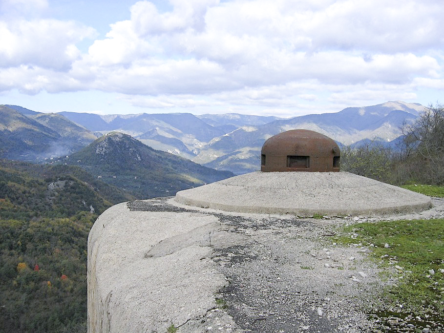 Ligne Maginot - CASTILLON (CN) - EO8 - (Ouvrage d'artillerie) - Bloc 6
Vue prise depuis les dessus du bloc 6, à l'arrière plan, le mont Barbonnet. - FORNERIS Serge