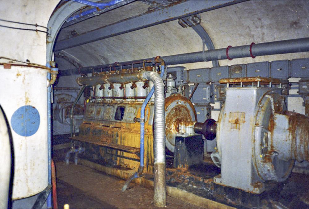 Ligne Maginot - CASTILLON (CN) - EO8 - (Ouvrage d'artillerie) - L'usine électrique
Moteur SMIM type 6SR18 délivrant 125 CV - LOVINY Alain