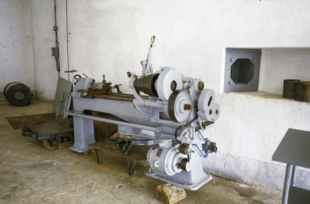 Ligne Maginot - CASTILLON (CN) - EO8 - (Ouvrage d'artillerie) - Le matériel de l'atelier Génie Artillerie en cours de récupération par le Génie

 - LOVINY Alain