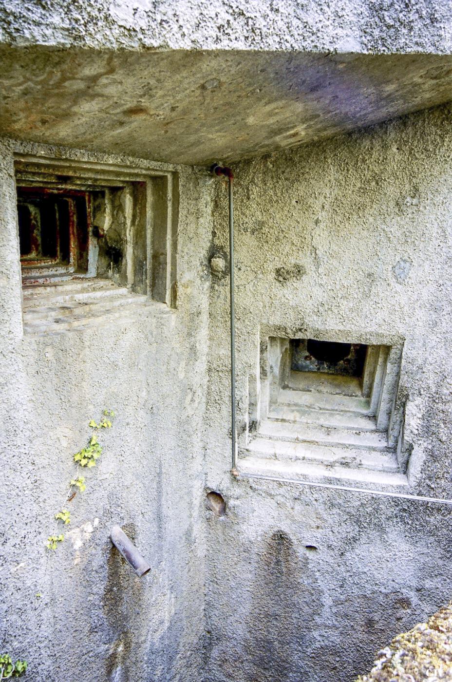 Ligne Maginot - CASTILLON (CN) - EO8 - (Ouvrage d'artillerie) - Bloc 5
Les deux créneaux - Lia VERMEULEN