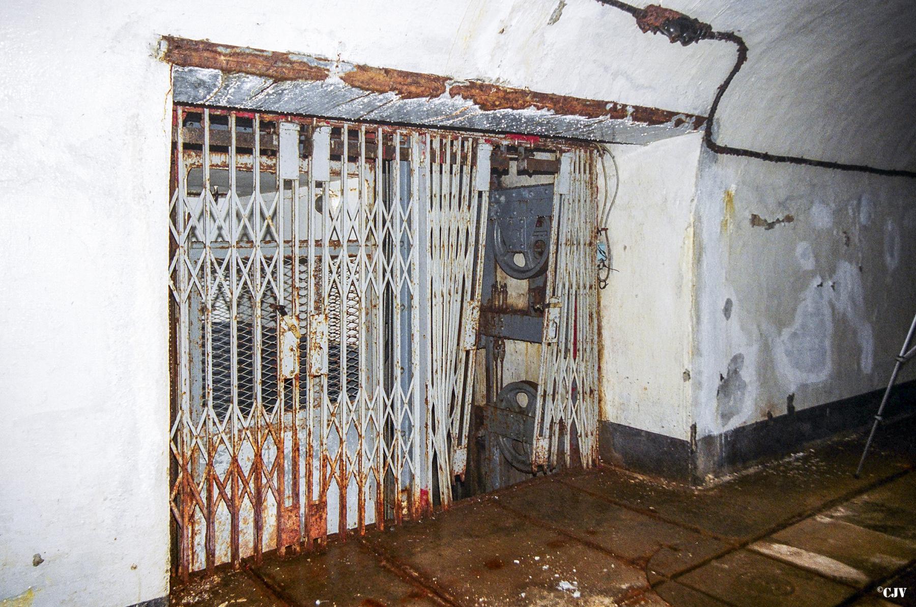 Ligne Maginot - CASTILLON (CN) - EO8 - (Ouvrage d'artillerie) - Monte-charges à l'étage intermédiaire - Lia VERMEULEN