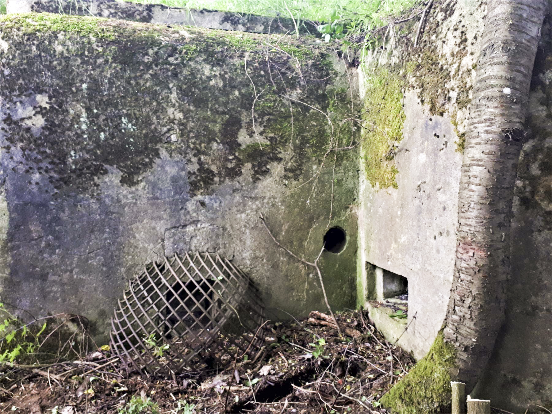 Ligne Maginot - GROSSMATTEN - (Blockhaus pour arme infanterie) - Prise d'air protégée et à droite, un créneau de fusillade de la caponnière - Gregory Fuchs