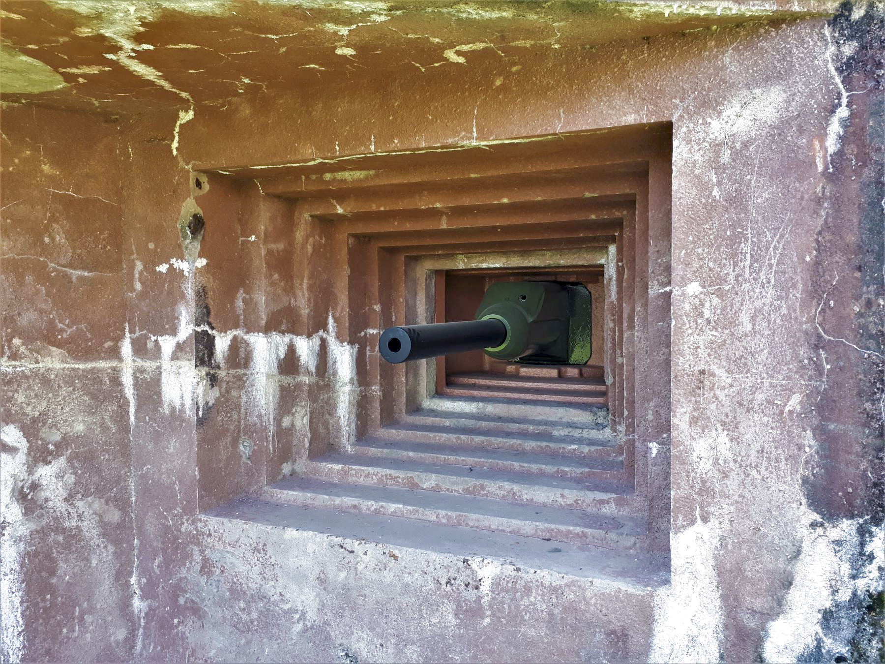 Ligne Maginot - 16/3 - KILSTETT - (Casemate d'infanterie - Double) - Chambre de tir nord
Créneau canon de 47 et JM - Gregory Fuchs