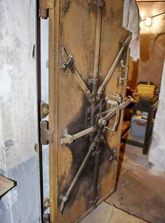 Ligne Maginot - 16/3 - KILSTETT - (Casemate d'infanterie - Double) - Chambre de tir nord
Porte étanche avant restauration - D. Froehly