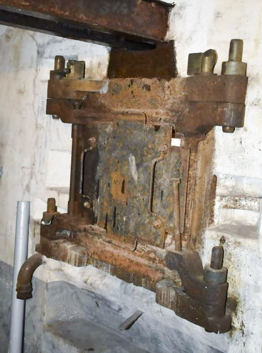 Ligne Maginot - 16/3 - KILSTETT - (Casemate d'infanterie - Double) - Chambre de tir nord
Créneau canon de 47 et JM avant restauration - D. Froehly