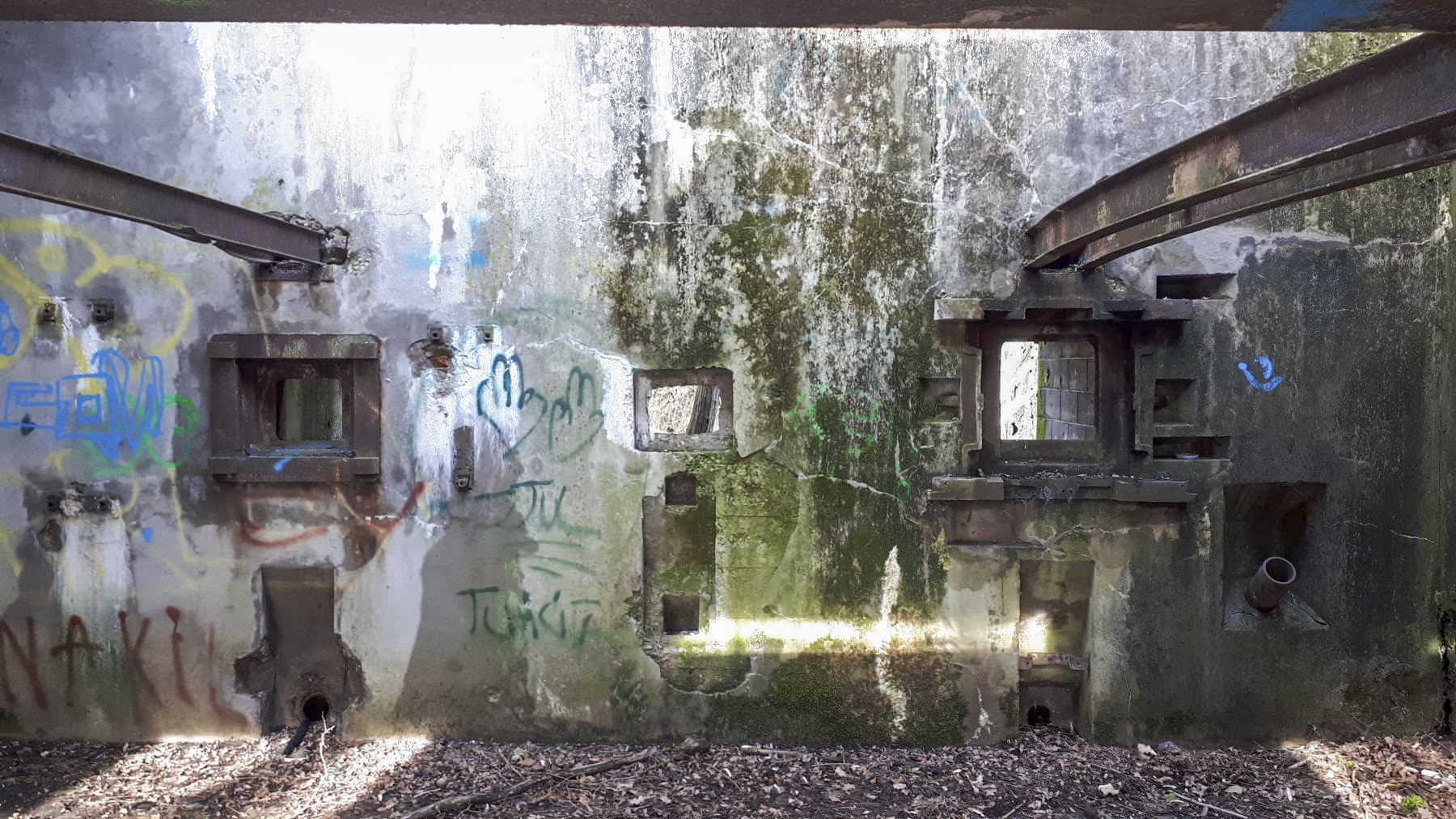 Ligne Maginot - SUNDHOUSE - (Stand de tir) - De gauche à droite : trémie n°1, créneau de cloche GFM type A, trémie n°4 et goulotte à grenades - G.Fuchs